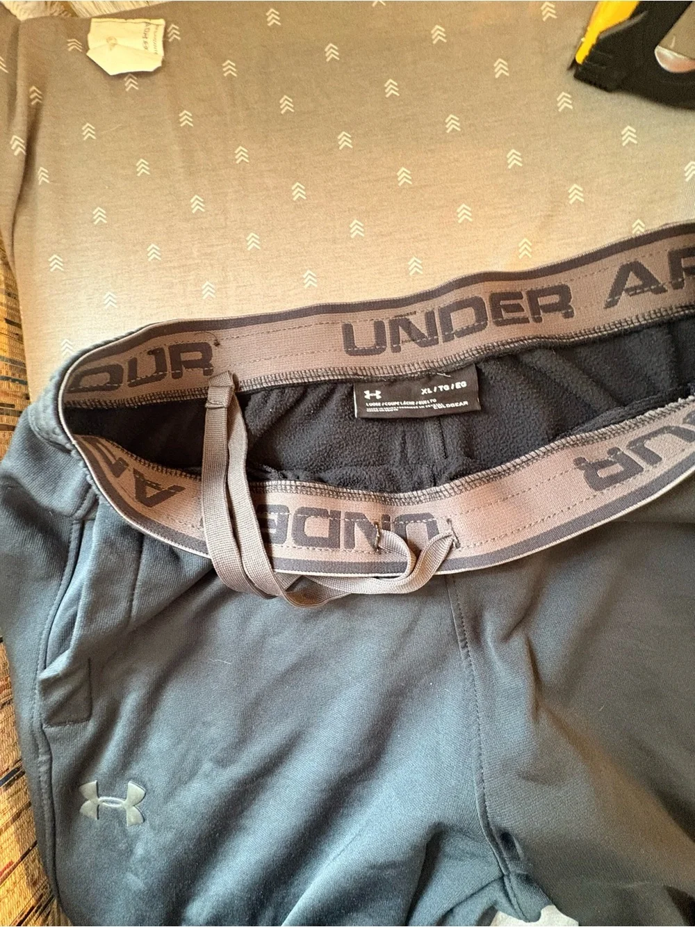 Under Armour Men's black XL Jogger Sweatpants. Loose fit. No cuffs on legs - Picture 5 of 7